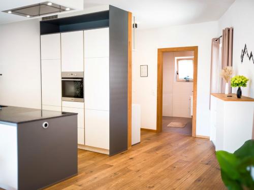 Η κουζίνα ή μικρή κουζίνα στο ALTE MÜHLE LOFT - Cozy Loft Apartment with Balcony in Tyrol, presented by AlpenLuxus