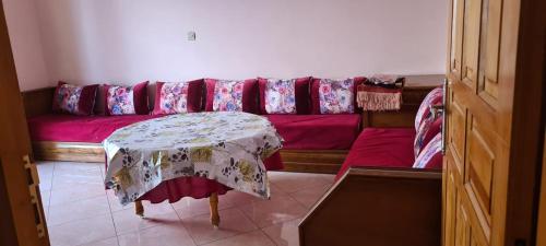 萨伊迪耶Appartement的客厅配有红色沙发及桌子