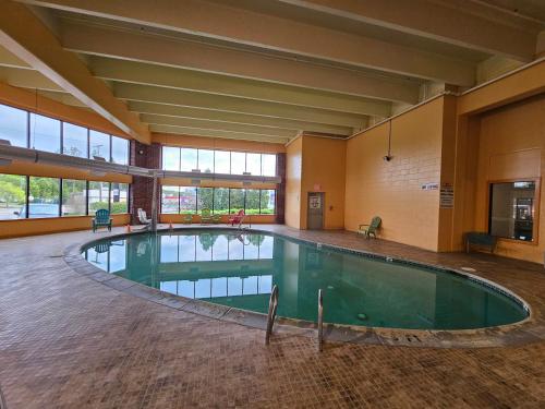 Πισίνα στο ή κοντά στο Germaine Inn South Portland
