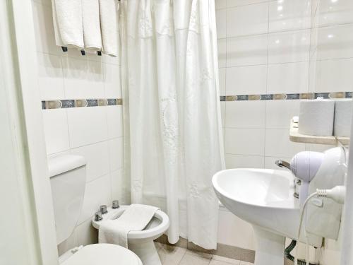 Et badeværelse på Hotel Corbel Superior by bund