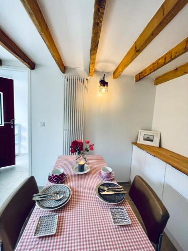 une table avec un chiffon de table rouge et blanc dans l'établissement Z&L Villa Jardin - 2 Chambres 3 Lits - Maison familiale, à Bourg-la-Reine