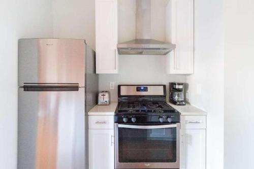 una cocina con estufa y refrigerador en Jennifer's Providence Escape Private Apartment with Relaxing Deck, en Providence