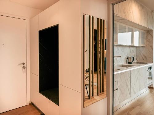 Dapur atau dapur kecil di KAISER LODGE - Apartment with Access to Rooftop Pool & Underground Parking in Vienna, presented by AlpenLuxus
