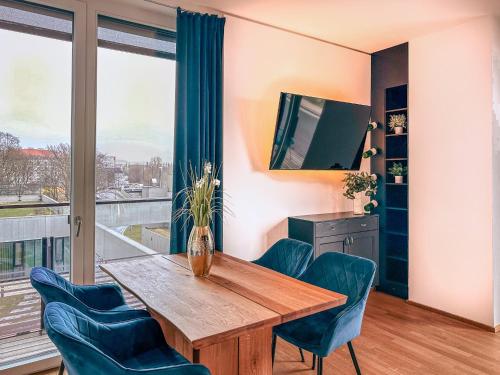 Televisyen dan/atau pusat hiburan di KAISER LODGE - Apartment with Access to Rooftop Pool & Underground Parking in Vienna, presented by AlpenLuxus