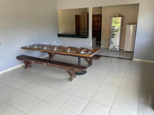 a bathroom with a bunch of sinks in a room at Pousada Reserva Verde in Quatro Barras