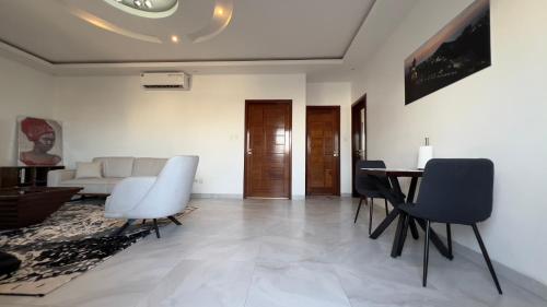 ダカールにあるCozy ROofTop Studio Apartment Near Almadiesのギャラリーの写真