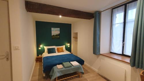 Postel nebo postele na pokoji v ubytování Sancerre centre, Appartement duplex et ou Chambre indépendante, modulable