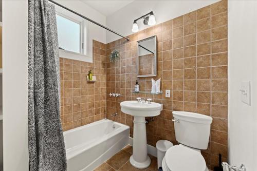 a bathroom with a toilet and a sink and a bath tub at #Urban Elegance 3BR With Parking Near UC BART & Downtown in Berkeley