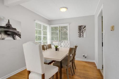 バークレーにあるModern Abode 2BD with Garden and Garageのテーブルと椅子のある白いダイニングルーム