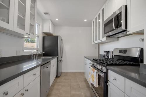 Modern Abode 2BD with Garden and Garageにあるキッチンまたは簡易キッチン