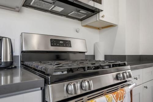 Modern Abode 2BD with Garden and Garageにあるキッチンまたは簡易キッチン