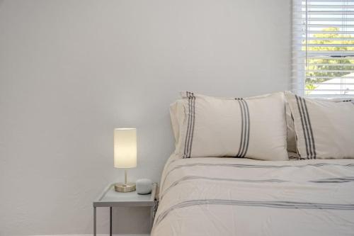 Modern Abode 2BD with Garden and Garageにあるベッド