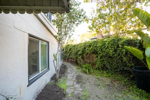 Modern Abode 2BD with Garden and Garageにある庭