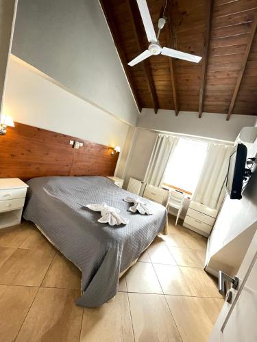 a bedroom with a bed with two towels on it at Brisa Marina Apart Hotel in Pinamar