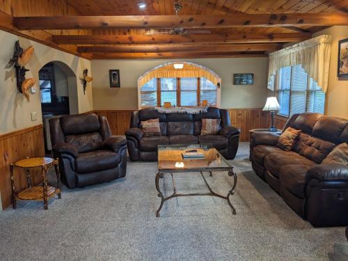 Χώρος καθιστικού στο Rough Cut Lodge