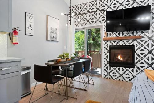 Una sala de estar con una mesa y una chimenea. en #LazyBear Tahoe Dreamy Escape, en Tahoe Vista