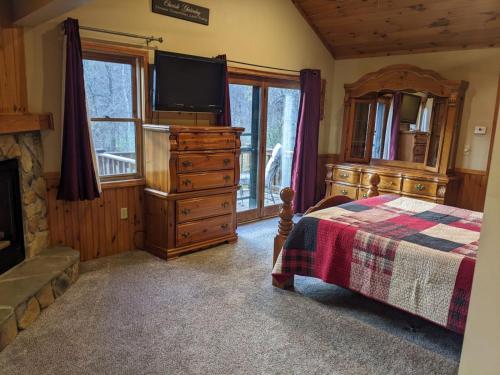 Postel nebo postele na pokoji v ubytování Rough Cut Lodge