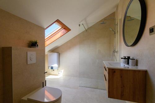 een badkamer met douche, toilet en wastafel bij Apartments Kralj Ana in Cavtat