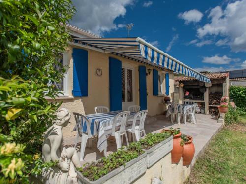 Photo de la galerie de l'établissement Les Volets Bleus, à Clarensac