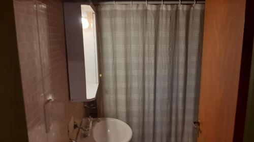 a bathroom with a shower curtain and a sink at Loft 35 metros cuadrados in Mar de las Pampas