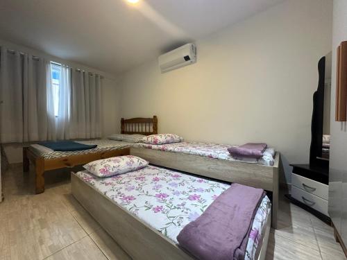 Ένα ή περισσότερα κρεβάτια σε δωμάτιο στο Casa em Cabo Frio - piscina e churrasqueira, 02 quartos