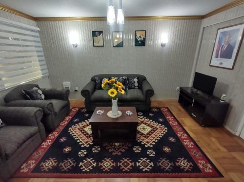 un salon avec deux canapés et une table dans l'établissement Departamentos Turisticos Osorno Alquiler, à Osorno