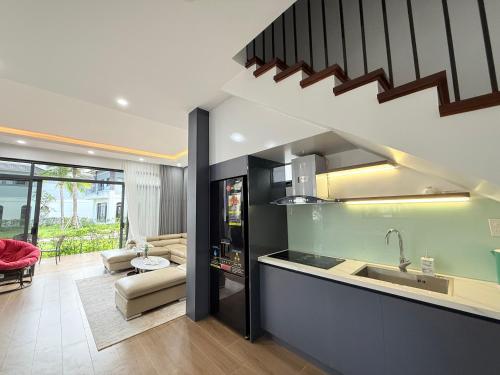 Η κουζίνα ή μικρή κουζίνα στο Villa 4BR sát biển- Sonasea -Vân Đồn- Quảng Ninh