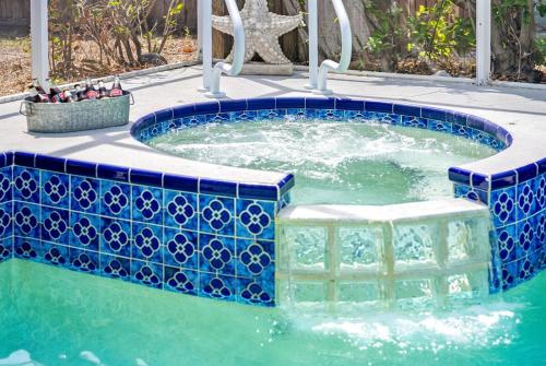 Amazing 3BR 2BA Pool House - Relax & Unwind!の敷地内または近くにあるプール