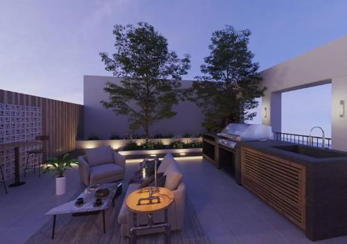 un patio sur le toit avec une cuisine et une baignoire dans l'établissement The Cullinan Apartments by CLLIX, à Adélaïde
