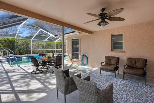 Amazing 3BR 2BA Pool House - Relax & Unwind!の敷地内または近くにあるプール