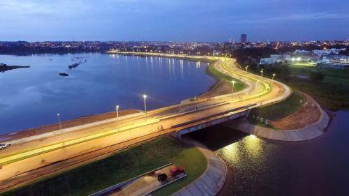 a bridge over a river with traffic on it at APTO 114 COMPARTILHADO Centro in Araguaína