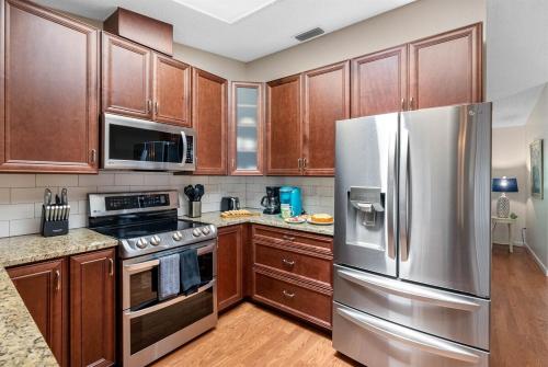 Amazing 3BR 2BA Pool House - Relax & Unwind!にあるキッチンまたは簡易キッチン