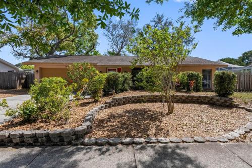 ターポン・スプリングスにあるAmazing 3BR 2BA Pool House - Relax & Unwind!の家の前庭