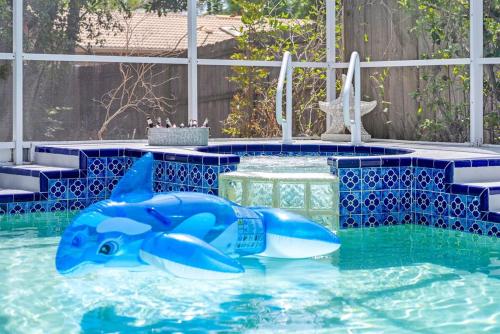 Amazing 3BR 2BA Pool House - Relax & Unwind!の敷地内または近くにあるプール
