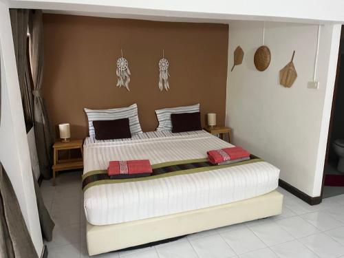 拉迈Pink House的一间卧室，配有一张大床和两个枕头