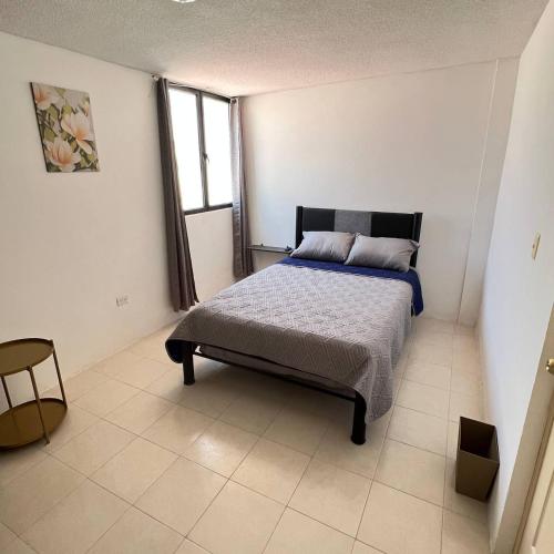 a bedroom with a bed and a window at Casa en Tehuacán Se puede facturar in Cedro
