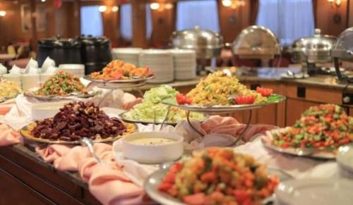 um bufê com muitos pratos de comida em uma mesa em الباخرة نايل كروز ريفر بوت em Cairo