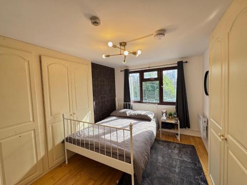 ロンドンにあるThe Vallance Houseのベッドと窓のある寝室