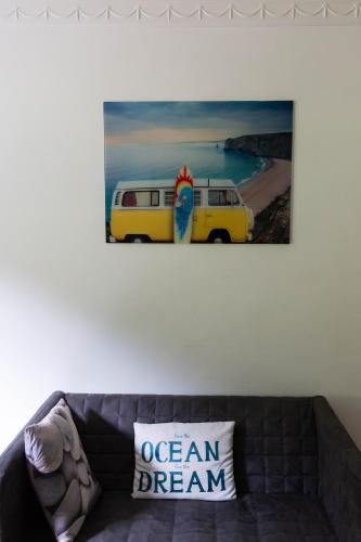 Ruang duduk di Spacious bungalow with estuary views near Llansteffan