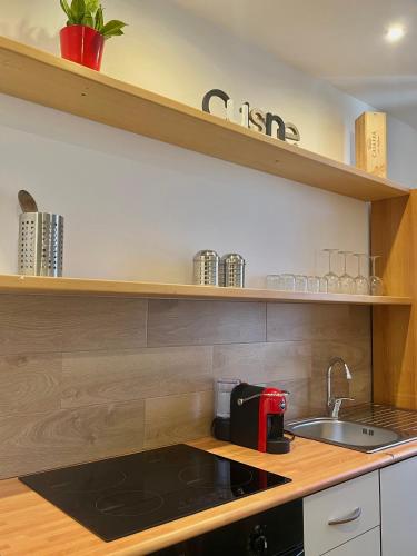 Η κουζίνα ή μικρή κουζίνα στο Maresia Apartment