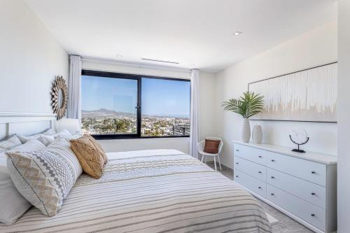 Кровать или кровати в номере Cabo Penthouse Rooftop Pool Walk to Marina