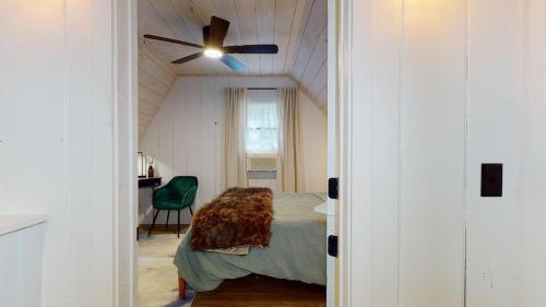 Χώρος καθιστικού στο Relaxing A-Frame with Hot Tub and Lake Access