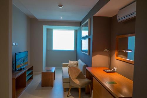 Televisyen dan/atau pusat hiburan di Orfeo Suites Hotel Sierras Chicas