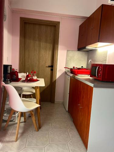 a small kitchen with a table and a counter top at Bella Vista in Balíon