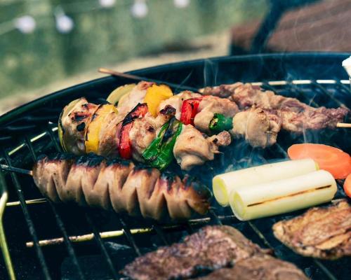 白馬村にあるSUKH Hakuba by Jade Groupのグリルで焼いているたくさんの食べ物