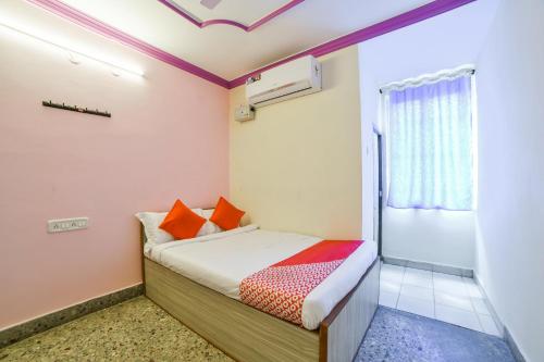 Postel nebo postele na pokoji v ubytování Hotel O Radika Residency