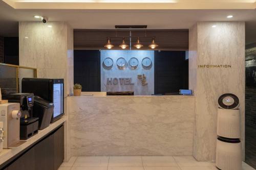 a lobby of a hotel with a large marble counter at Hotel Moon Cheonan ShinBuldang in Cheonan