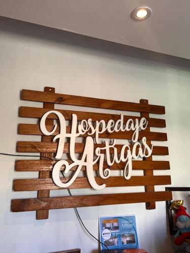un cartello su un muro in una stanza di Hospedaje en Avenida Artigas 5 a Corrientes