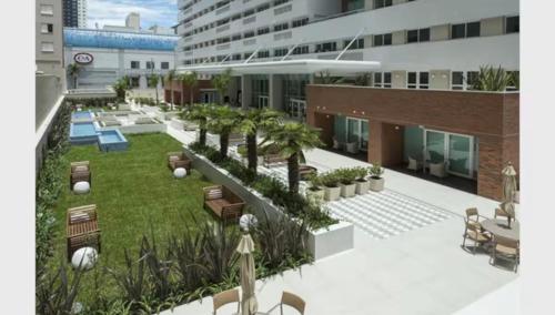 an overhead view of a courtyard in a building at Studio Lifespace moderno no Batel in Curitiba