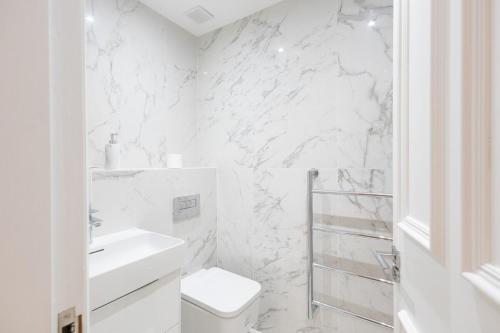 un bagno bianco con un water e un lavandino di 3BR Gem West End Walk to Glasgow Uni Parking a Glasgow
